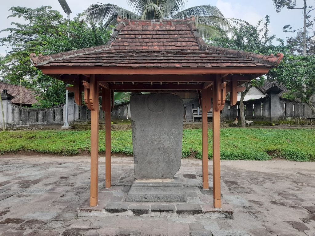 Prasasti Palah yang berada di dalam kompleks Candi Penataran di Desa Penataran, Kecamatan Ngelegok, Kabupaten Blitar, Jawa Timur, Selasa (14/6/2022). Prasasti ini salah satunya menyebutkan bahwa salah satu raja Kediri, Srengga sering mengadakan pemujaan di tempat ini.