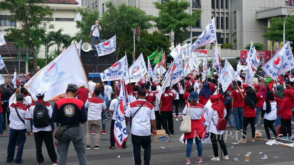 Buruh berunjuk rasa di depan Kantor Gubernur dan DPRD Jawa Tengah, Kota Semarang, Jawa Tengah, Kamis (25/11/2021).