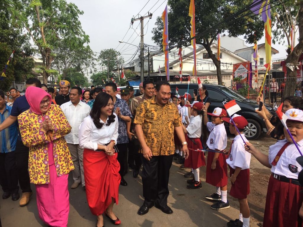 Happy Farida, istri Gubernur DKI Jakarta Djarot Saiful Hidayat sekaligus Ketua Tim Penggerak Pembinaan Kesejahteraan Keluarga DKI (tengah), saat berkunjung ke RPTRA Carina Sayang, Kelurahan Rawa Buaya, Jakarta Barat (12/8/2017).