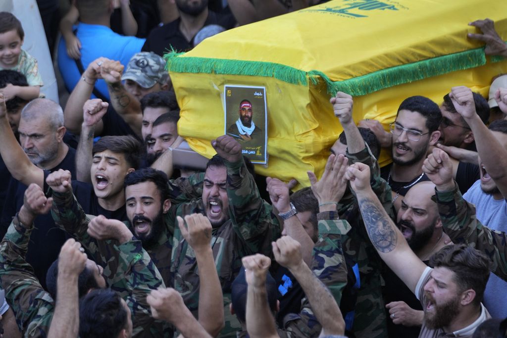 Pemakaman anggota Hezbollah pada 28 Juli 2024 di Lebanon Selatan. 