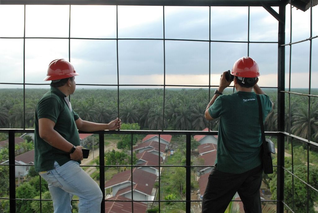 Petugas perusahaan kebun PT Sari Aditya Loka di perbatasan Merangin-Sarolangun mengecek situasi kebun sawit dari menara pantau, Rabu (15/3/2023). Pengecekan itu sebagai antisipasi dini ancaman kebakaran lahan. Para pelaku usaha dituntut memperlengkapi areal kerjanya dengan sarana dan prasarana memadai untuk mencegah kebakaran lahan.