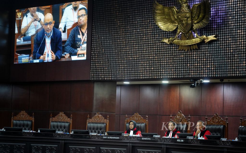 Mantan penyidik Komisi Pemberantasan Korupsi (KPK), Novel Baswedan (tampak dalam layar monitor), saat bersama beberapa perwakilan para mantan pegawai KPK lain yang tergabung dalam IM57+ Institute dan tim kuasa hukumnya di hadapan majelis hakim di ruang sidang di Mahkamah Konstitusi, Jakarta, saat sidang perdana pengujian materiil Undang-Undang Nomor 19 Tahun 2019, Senin (22/7/2024). 