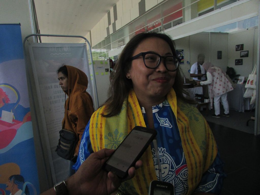 Direktur Eksekutif Plan Indonesia Dini Widiastuti saat diwawancarai di Kupang, Kamis (5/10/2023).