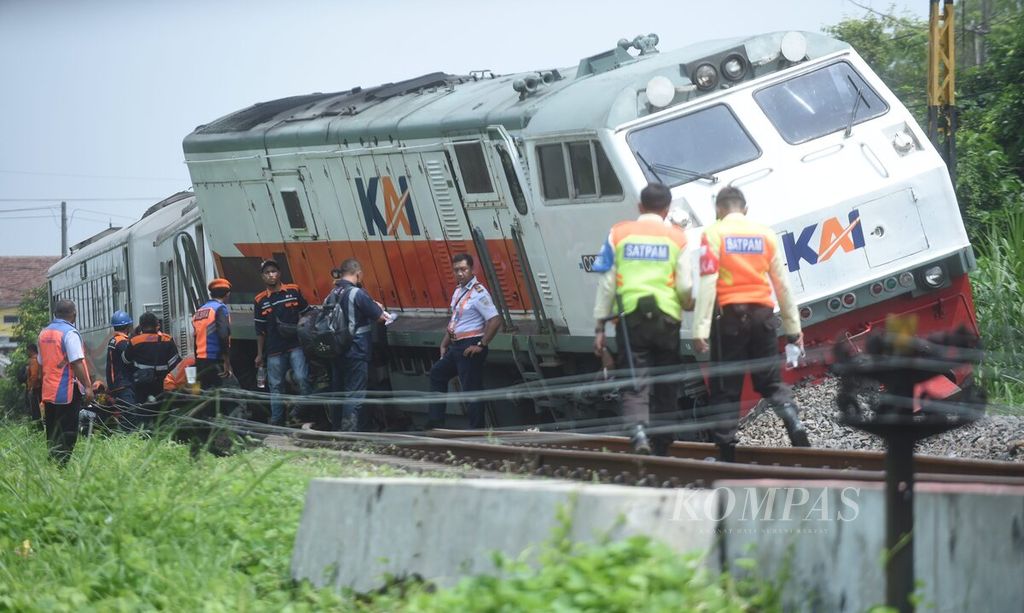 Petugas mengecek kondisi lokomotif KA Pandalungan yang anjlok di emplasemen Stasiun Tanggulangin, Sidoarjo, Jawa Timur, Minggu (14/1/2024). 