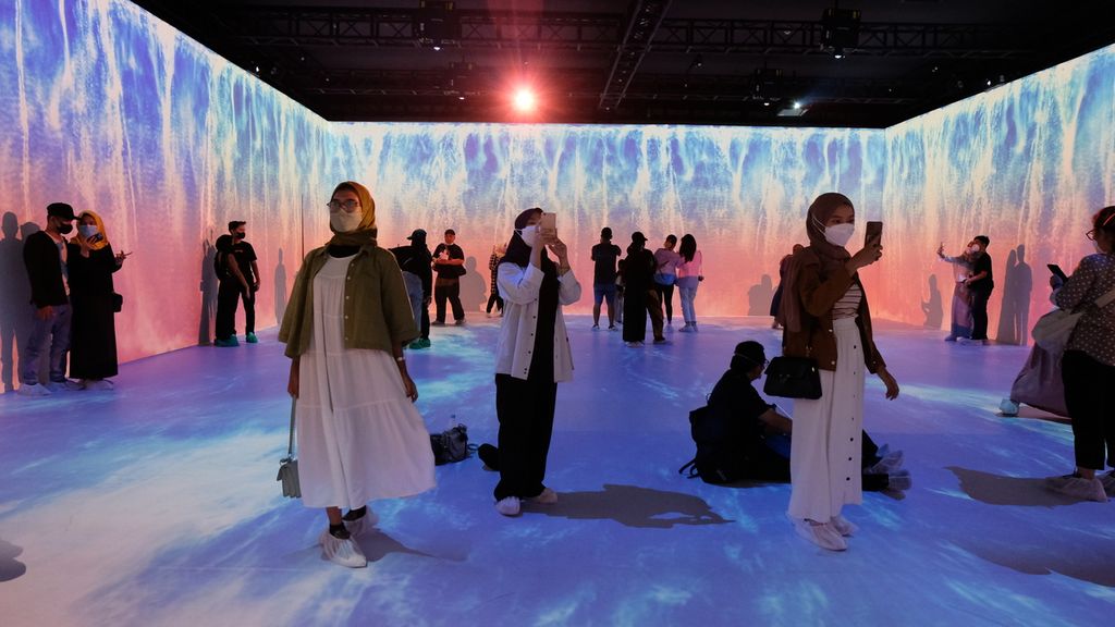 Suasana Ruang ImersifA di Museum Nasional, Jakarta, pada Minggu (15/5/2022). Ruang ImersifA adalah wahana pameran yang menggunakan teknologi <i>video mapping</i> atau pemetaan video. Teknologi tersebut digunakan untuk menampilkan sejumlah narasi tentang Indonesia, misalnya kondisi alam Indonesia dari masa ke masa, manusia purba, kekayaan budaya, sejarah, dan koleksi museum.