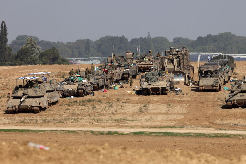 Pasukan, tank, dan kendaraan militer Israel berkumpul di dekat perbatasan dengan Jalur Gaza, Sabtu (2/12/2023). 