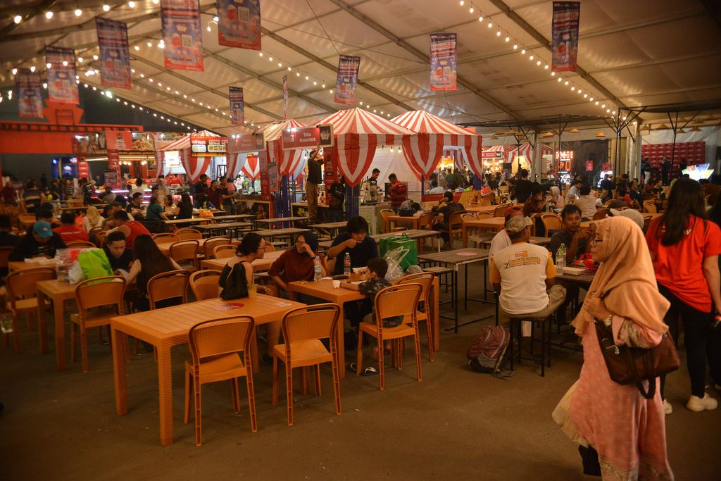 Suasana area <i>food court</i> di acara Jakarta Fair Kemayoran 2023 di Jakarta International Expo, Kemayoran, Jakarta Pusat, Rabu (14/6/2023). 