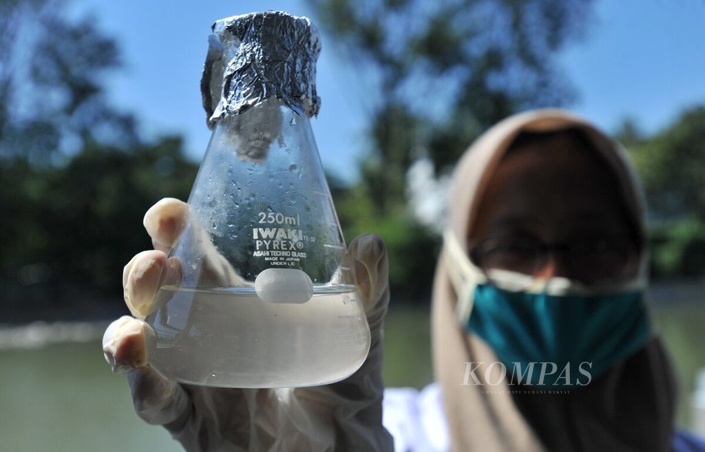 Peneliti dari Ecoton menunjukkan sampel air Sungai Kalimas di Taman Petekan Riverside, Surabaya, Jawa Timur, Rabu (8/7/2020). Pengambilan sampel air untuk meneliti kandungan mikroplastik dan uji kualitas air dari Sungai Kalimas. Dari hasil penelitian diketahui Sungai Kalimas tercemar oleh limbah microplastik dan klorin.