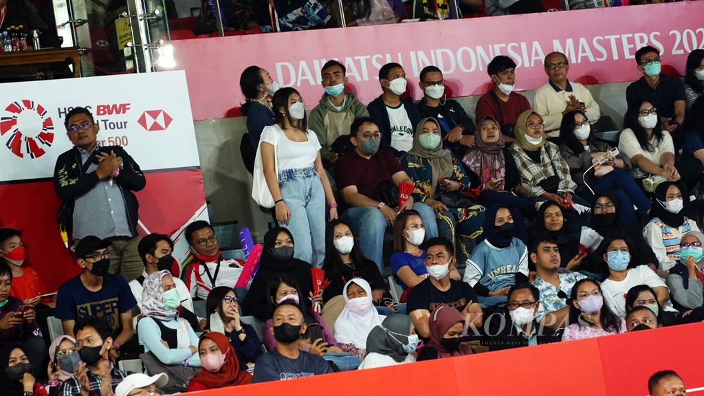 Penonton menyaksikan laga bulu tangkis Daihatsu Indonesia Masters 2022 di Istora Gelora Bung Karno, Jakarta, Selasa (7/6/2022). 