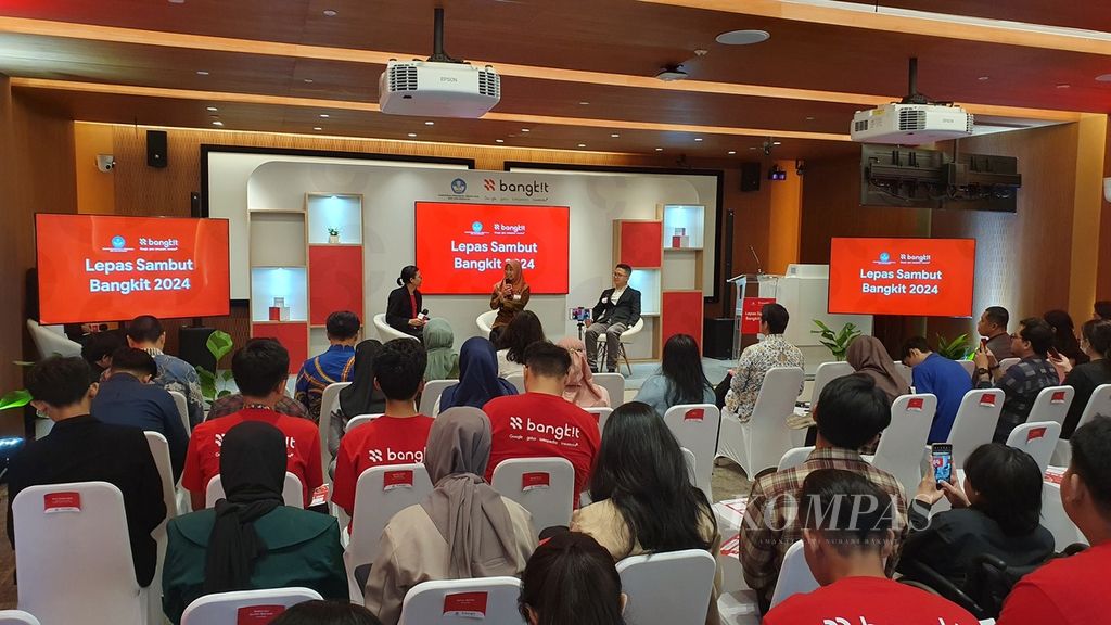 Kepala Pusat Kecerdasan Buatan di Institut Teknologi Bandung (ITB) Ayu Purwarianti berbicara kepada peserta diskusi di acara Lepas Sambut Bangkit 2024, di Kantor Google Indonesia, Jakarta, Kamis (22/2/2024).