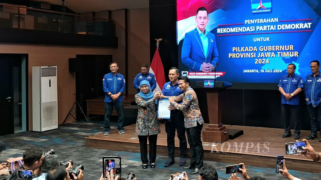 Ketua Umum Partai Demokrat (tengah) menyerahkan surat rekomendasi kepada Khofifah Indar Parawansa-Emil Elestianto Dardak untuk maju di Pilgub Jatim 2024. Surat rekomendasi diberikan di Kantor DPP Demokrat, Jakarta, Rabu (10/7/2024).