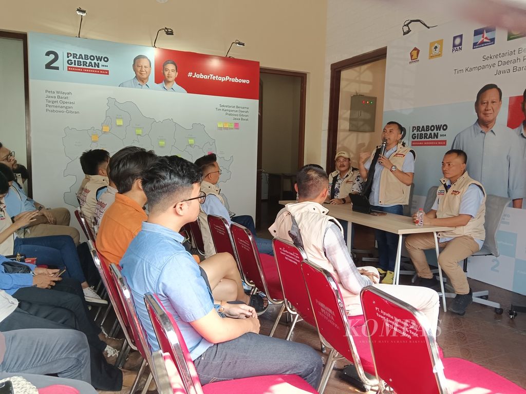 Sukarelawan Prabowo-Gibran Digital Team (Pride) Jawa Barat menggelar pelatihan konten media sosial, seperti Tiktok dan Instagram, bagi sekitar 100 anggotanya di Sekretariat TKD Jawa Barat di Kota Bandung, Jawa Barat, Minggu (28/1/2024).