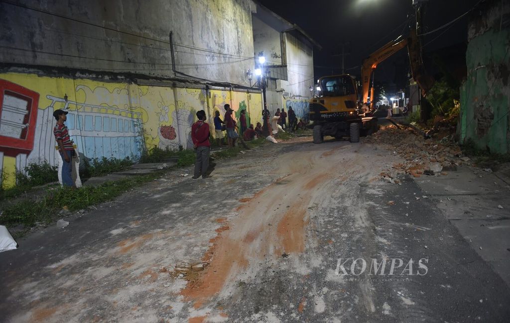 Proses pembersihan bagian diinding bangunan yang roboh pascagempa di Surabaya, Jawa Timur, Jumat (22/3/2024). 