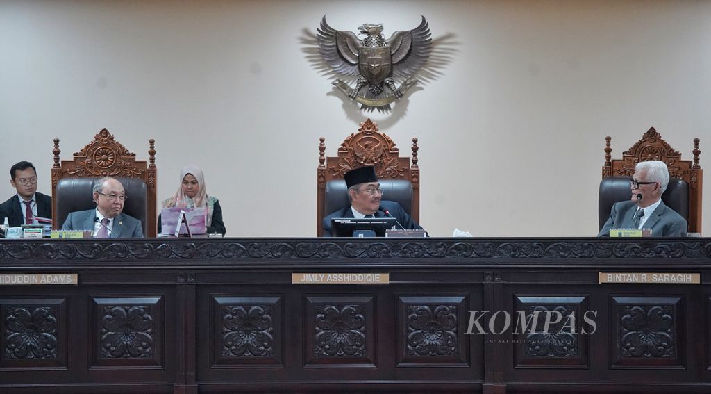 Tiga anggota Majelis Kehormatan Mahkamah Konstitusi (MKMK), Wahiduddin Adams, Jimly Asshiddiqie, dan Bintan R Saragih (dari kiri ke kanan), saat Sidang Etik MKMK di Ruang Sidang MKMK, Gedung 2 Mahkamah Konstitusi, Jakarta, Selasa (31/10/2023). 
