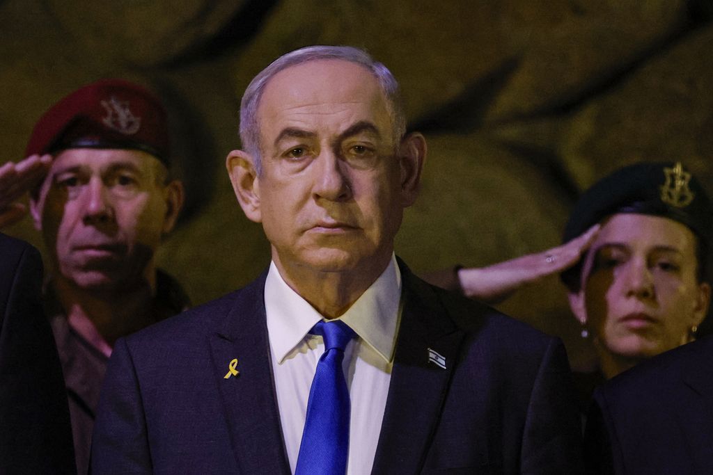 Perdana Menteri Israel Benjamin Netanyahu memimpin upacara peringatan Holocaust di Yad Vashem, Jerusalem, Minggu (6/5/2024).  