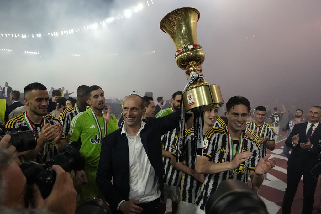Juventus coach Massimiliano Allegri raised the trophy after his team defeated Atalanta in the final match of the Italian Cup at the Olimpico Stadium, Rome, on Thursday (16/5/2024) early morning local time. After the victory, Juve immediately fired Allegri.