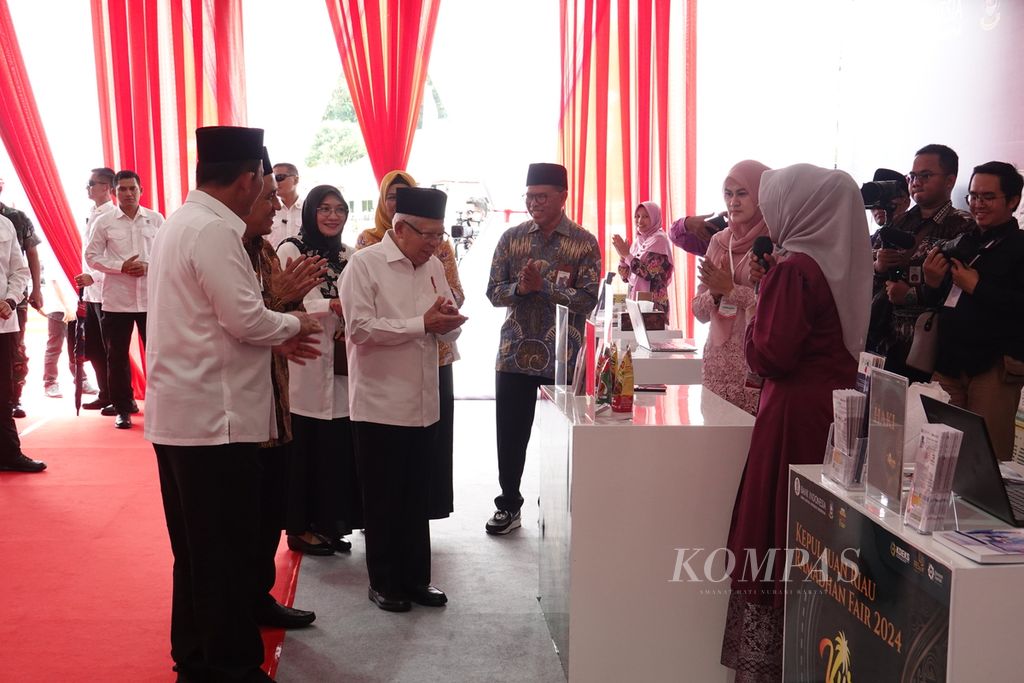 Wakil Presiden Ma’ruf Amin meninjau pembukaan Kepulauan Riau Ramadhan Fair 2024 (KURMA 2024) dan seminar produk Halal Go Global, Jumat (15/3/2024).