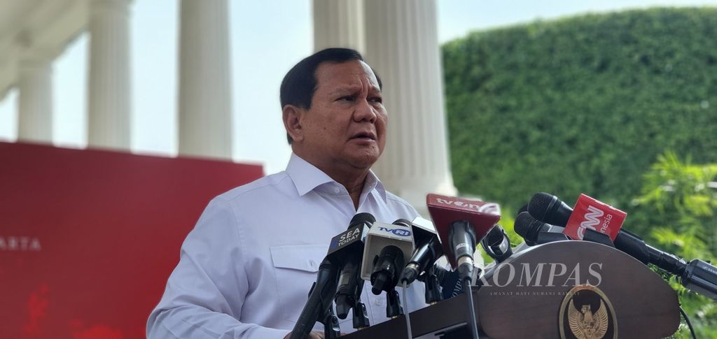 Menteri Pertahanan Prabowo Subianto memberikan keterangan kepada wartawan di Kompleks Istana Kepresidenan, Jakarta, Kamis (6/6/2024). 