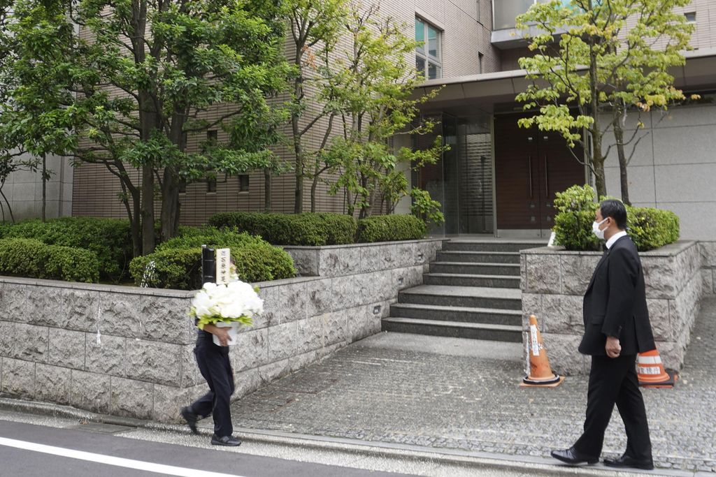 Rangkaian bunga duka cita yang dikirim oleh sejawat Abe tiba di kediaman mantan Perdana Menteri Jepang, Shinzo Abe di Tokyo, Kamis (25/8/2022). Keluarga Abe menggelar upacara peringatan secara privat dalam tata cara Budha untuk memperingati 49 hari wafatnya Abe. 