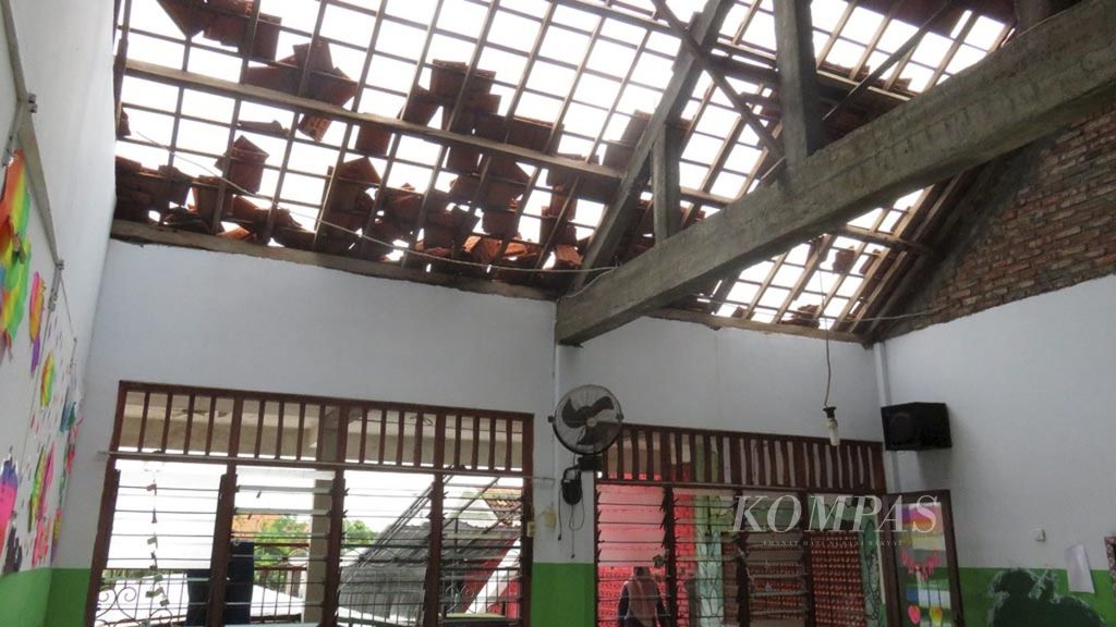 Atap gedung Taman Kanak-kanak Muslimat NU 30 Desa Tambak Rejo, Kabupaten Sidoarjo, Jawa Timur, porak-poranda diterjang angin puting beliung, Rabu (22/11/2017) sore.