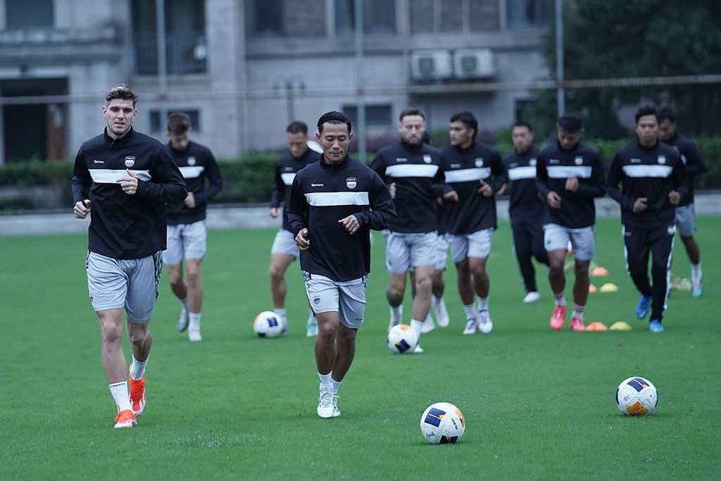 Para pemain Persib Bandung berlatih di pusat latihan tim Zhejiang FC, Hangzhou, China, pada Rabu (2/10/2024). Persib akan menghadapi Zhejiang dalam laga kedua Liga Champions Asia 2 di Stadion Huanglong Sports Center, Kamis (3/10/2024).