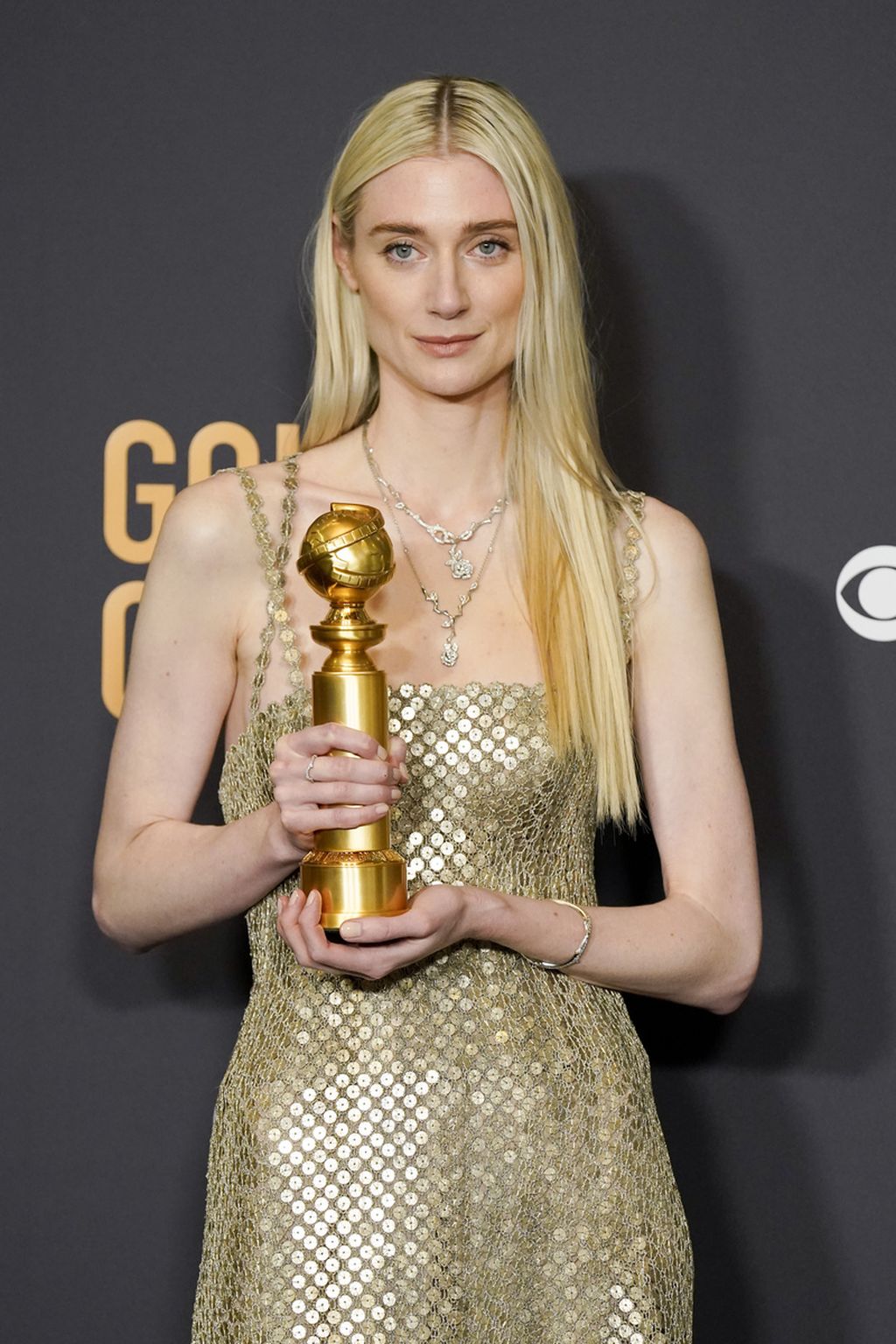 Elizabeth Debicki berpose di ruangan pers dengan piala Golden Globe untuk Aktris Pendukung Terbaik kategori Televisi dalam film <i>The Crown</i> saat perhelatan Golden Globe Awards ke-81 di Beverly Hills, California, AS, Minggu (7/1/2024) waktu setempat. 