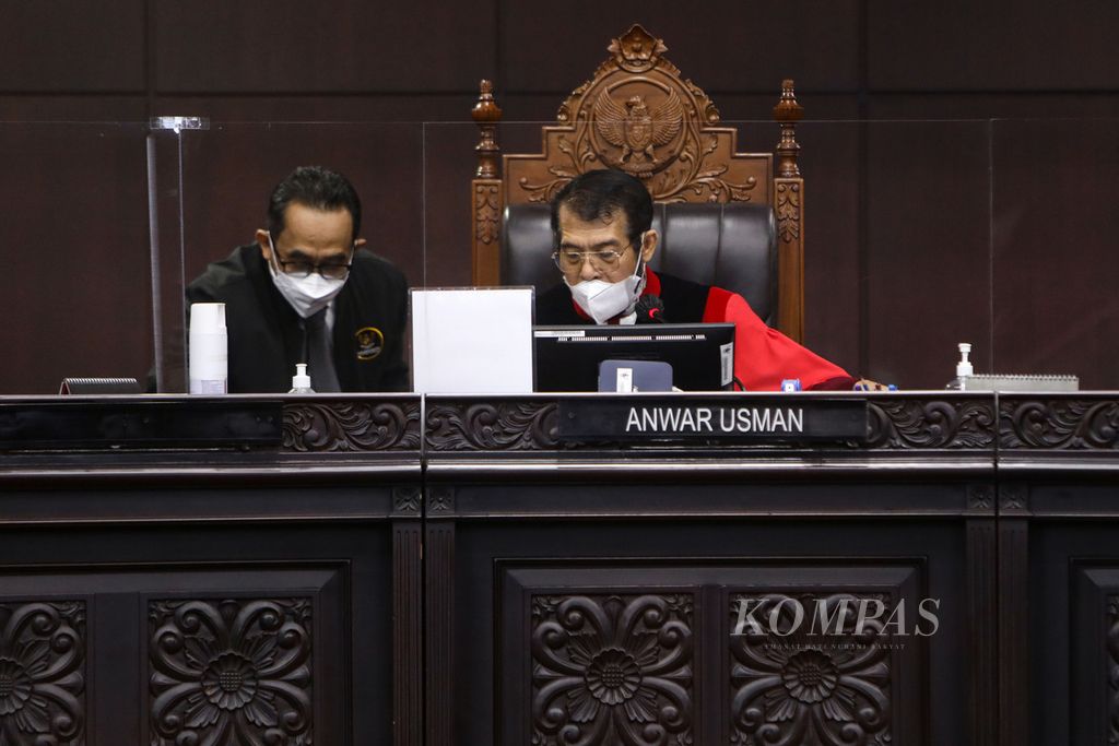 Ketua Mahkamah Konstitusi Anwar Usman memimpin persidangan di Gedung MK, Jakarta, 20 April 2022. MK mengartikan partisipasi bermakna sebagai hak publik untuk didengarkan pendapatnya. 