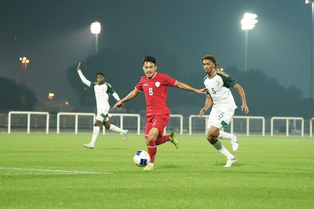 Witan Sulaeman, a winger for the Indonesian U-23 team, chased after a through ball from his teammate during a friendly match against Saudi Arabia on Saturday (6/4/2024) in the early morning hours at The Sevens Stadium in Dubai, United Arab Emirates.