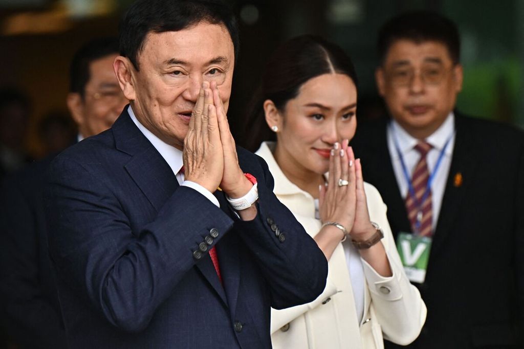 Mantan Perdana Menteri Thailand Thaksin Shinawatra (kiri) bersama putri bungsunya, Paetongtarn Shinawatra, memberi gestur salam kepada para pendukungnya setelah Thaksin mendarat di Bandar Udara Don Mueang, Bangkok, Thailand, 22 Agustus 2023, sepulang dari pengasingan 15 tahun di luar negeri. 
