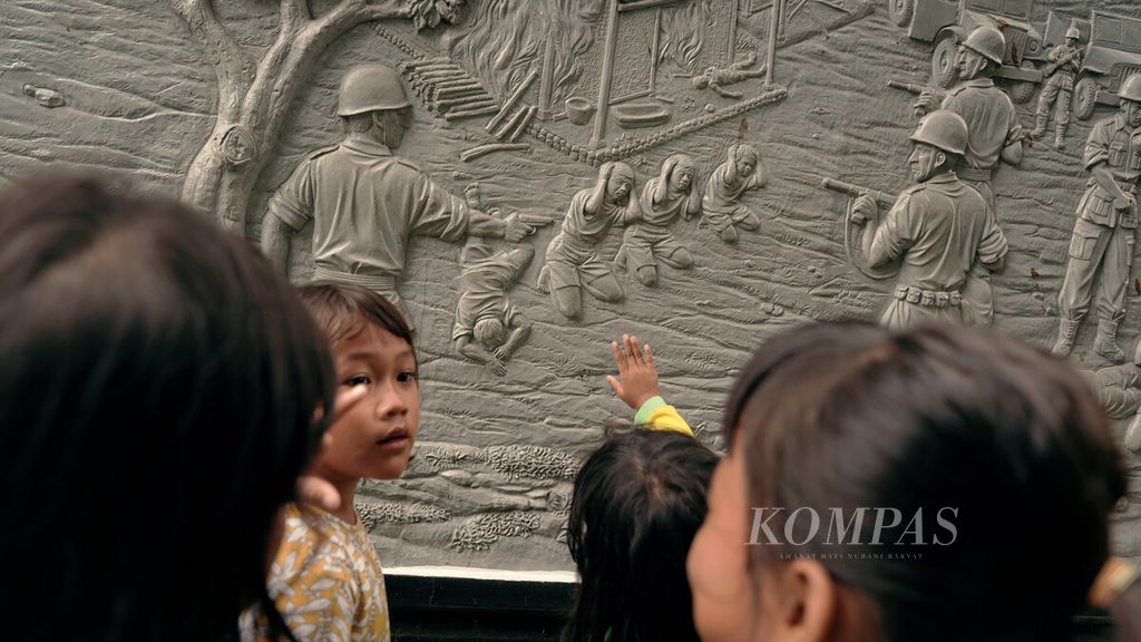 Anak-anak mengamati relief yang mengelilingi Taman Makam Pahlawan Sampurna Raga di Desa Balongsari, Kecamatan Rawamerta, Karawang, Jawa Barat, Minggu (20/2/2020). Pada Kamis (17/2), Perdana Menteri Belanda Mark Rutte menyampaikan permintaan maaf kepada Indonesia. 