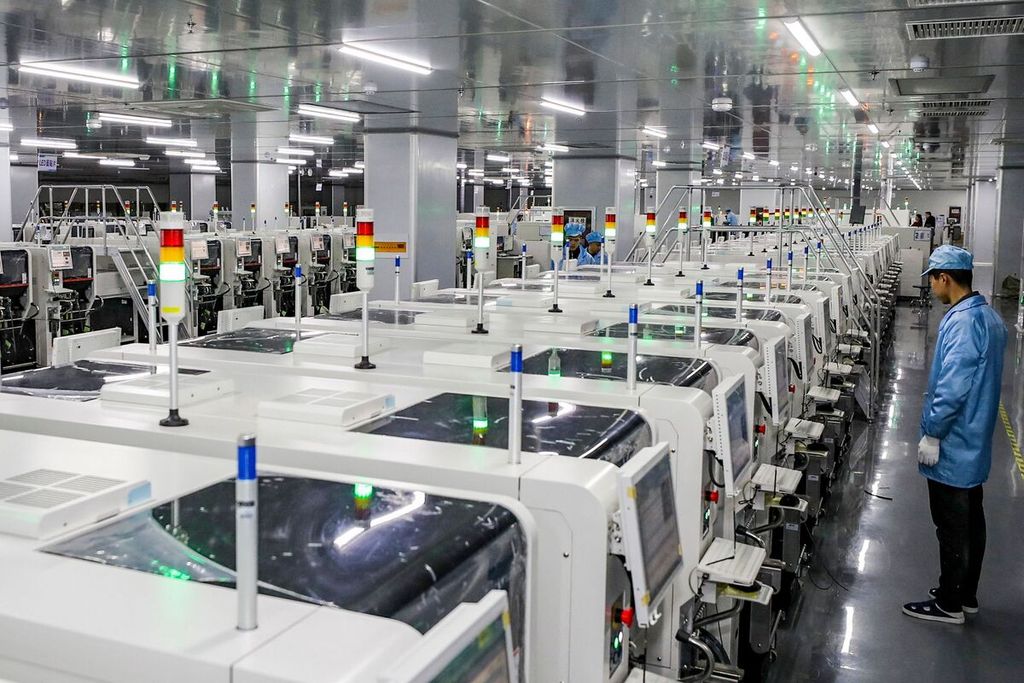 Pabrik pembuatan layar LED di Huaian, Jiangsu, China, pada Maret 2024.