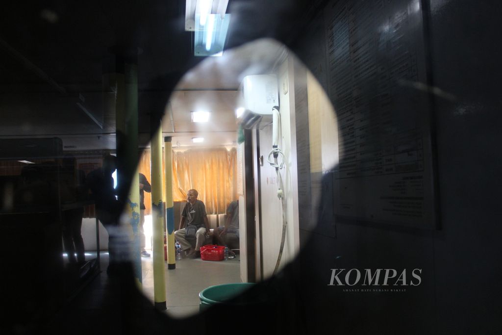 Ruangan untuk penumpang kelas bisnis KMP Ranaka yang sedang sandar di Pelabuhan Bolok, Kupang, Nusa Tenggara Timur, pada Selasa (23/4/2024). Ruangan itu seharusnya benar-benar untuk penumpang kelas bisnis. Beberapa waktu lalu, pemilik tiket ekonomi diizinkan masuk setelah membayar Rp 50.000 kepada anak buah kapal.