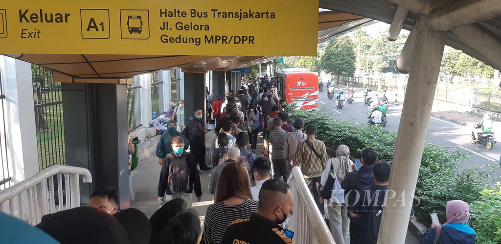 Antrean penumpang di Halte Palmerah, Jakarta, pada hari pertama penerapan sistem tarif terintegrasi dengan kartu uang elektronik di Transjakarta, Selasa (4/10/2022).
