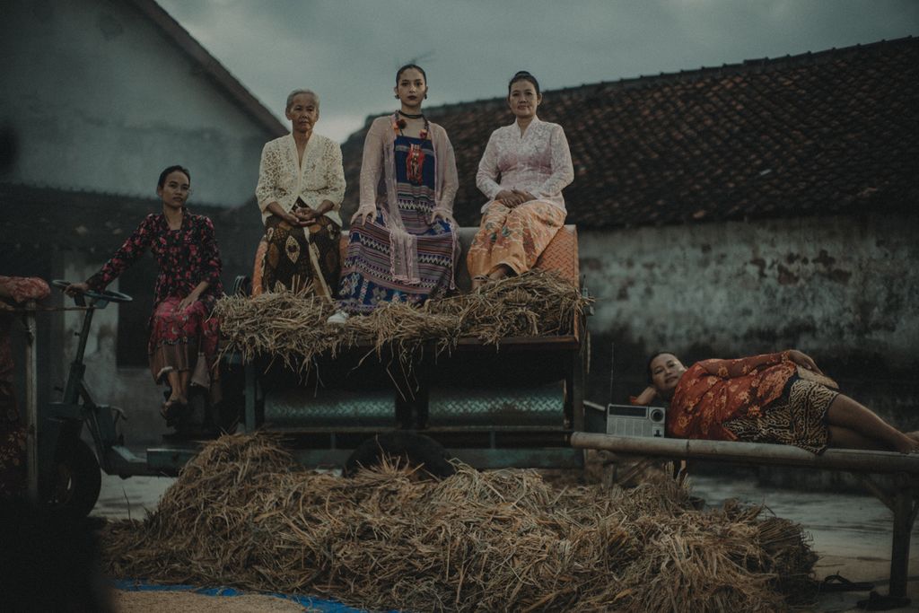 Salah satu bagian dari film pendek berjudul Kebaya Kala Kini produksi Bhakti Budaya Djarum Foundation yang diputar di Youtube mulai Rabu (24/7/2024)