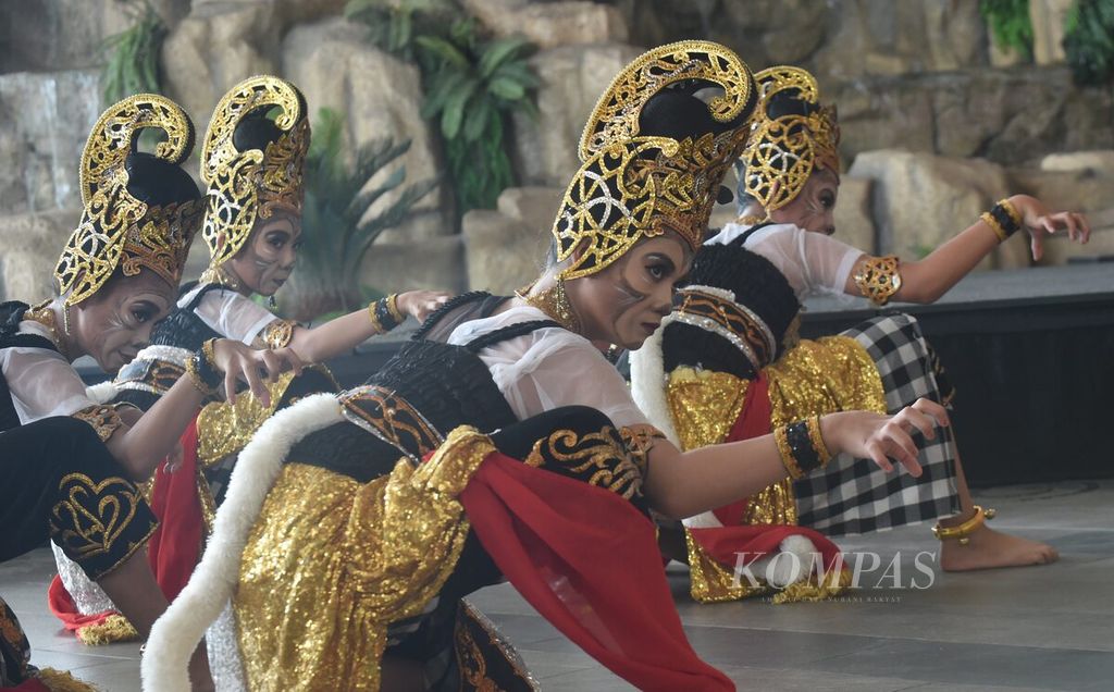 Peserta membawakan tarian Hanoman Duta saat lomba menari di Trans Icon, Surabaya, Jatim, Sabtu (11/11/2023). Lomba menari melatih kepercayaan diri serta daya kompetisi para penari muda. Menari juga bisa menurunkan depresi secara signifikan.