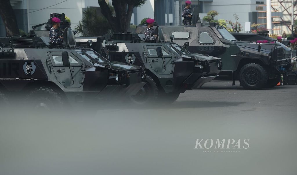 Kendaraan tempur TNI AL saat Apel Gelar Kesiapan Pasukan dan Alutsista Pengamanan Laut KTT G20 di Dermaga Koarmada II, Kota Surabaya, Jawa Timur, Jumat (4/11/2022). 