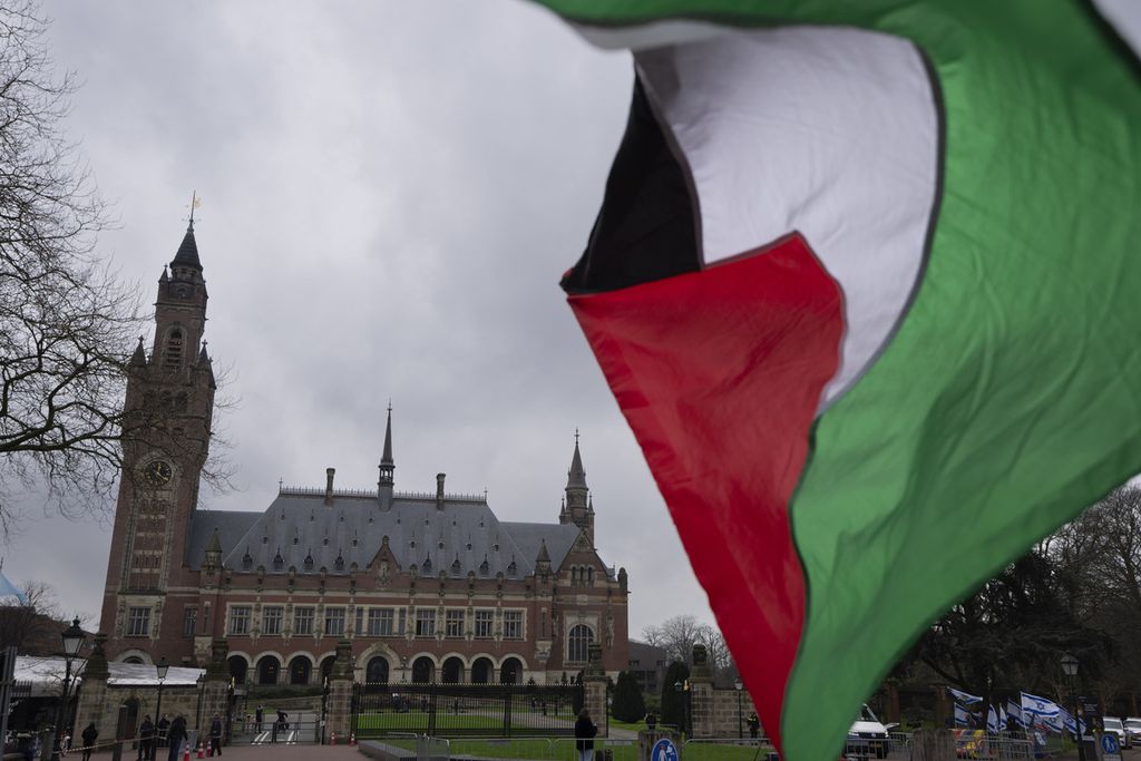 Bendera Palestina berkibar di luar gedung Mahkamah Internasional di Den Haag, Belanda, 21 Februari 2024. 
