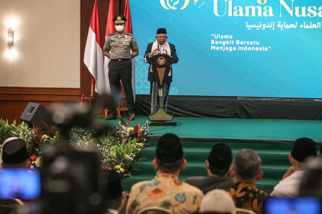 Wakil Presiden Ma'ruf Amin berpidato dalam acara pembukaan Ijtima' Ulama Nusantara di Hotel Millennium, Jakarta, Jumat (13/1/2023).