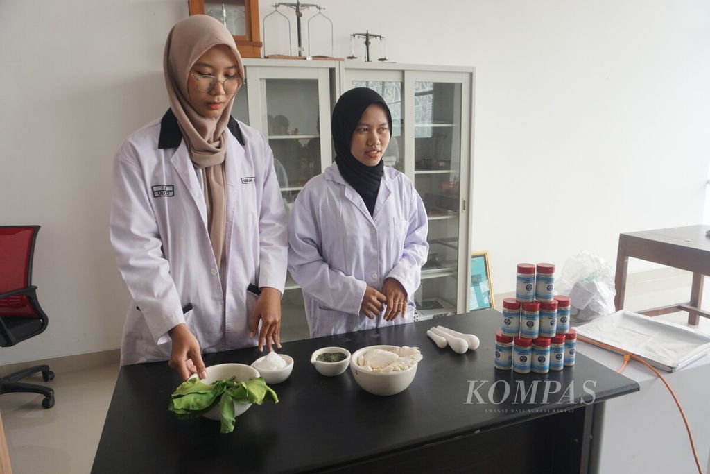 Mahasiswa Universitas Jenderal Soedirman menunjukkan garam rendah natrium yang dapat mencegah darah tinggi di Purwokerto, Banyumas, Jawa Tengah, Rabu (21/2/2024). 