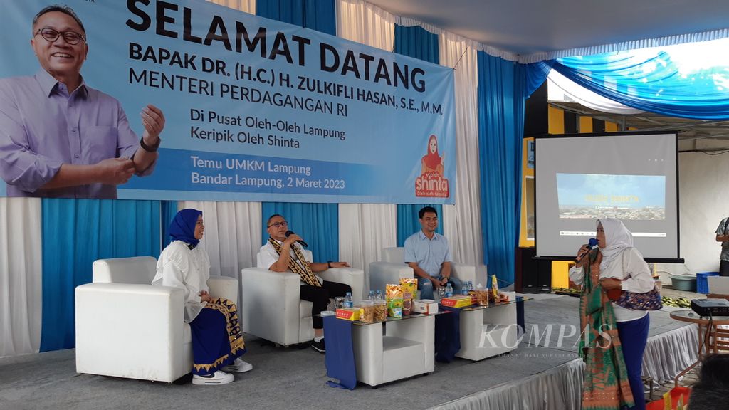 Menteri Perdagangan Zulkifli Hasan saat berdiskusi dengan puluhan pelaku UMKM di Bandar Lampung, Kamis (2/3/2023).