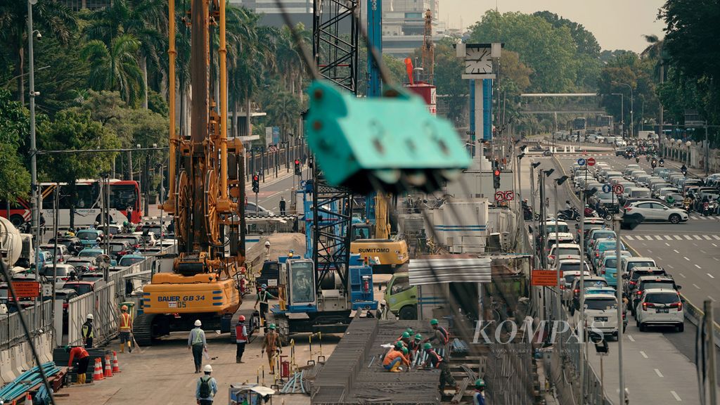 Pekerja dalam proyek pembangunan Moda Raya Terpadu (MRT) Jakarta fase 2a paket kontrak (CP) 201 di Jalan Thamrin, Jakarta Pusat, Rabu (5/5/2021).