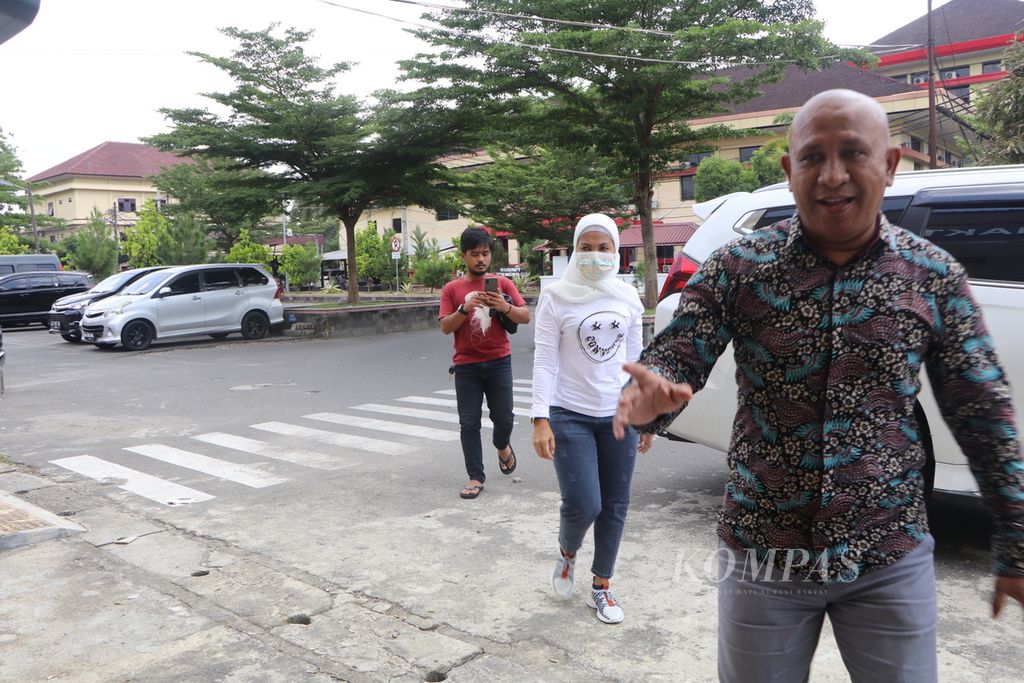 Ketua DPRD Kabupaten Langkat Sribana Perangin-Angin (tengah) diperiksa sebagai saksi tindak pidana perdagangan orang di Kepolisian Daerah Sumatera Utara, Medan, Selasa (29/3/2022). 