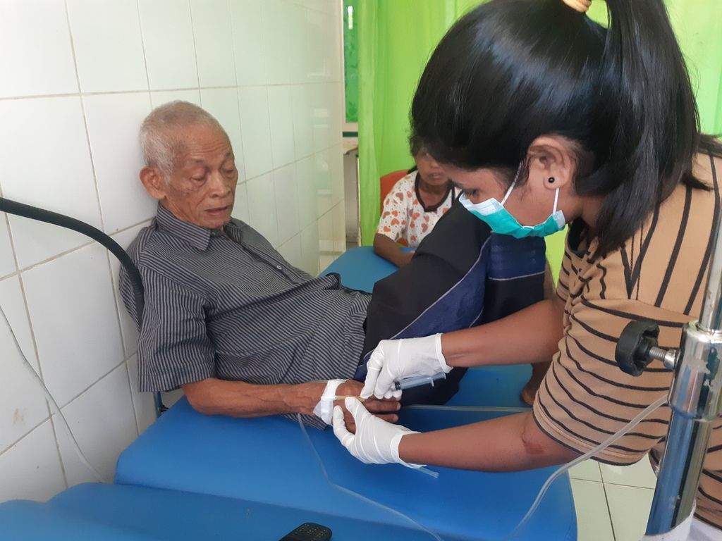 Rien Simon (81) received an intravenous drug injection from a nurse at the Wonreli Health Center, Kisar Island, Southwest Maluku Regency, Maluku, on Thursday (20/4/2023).