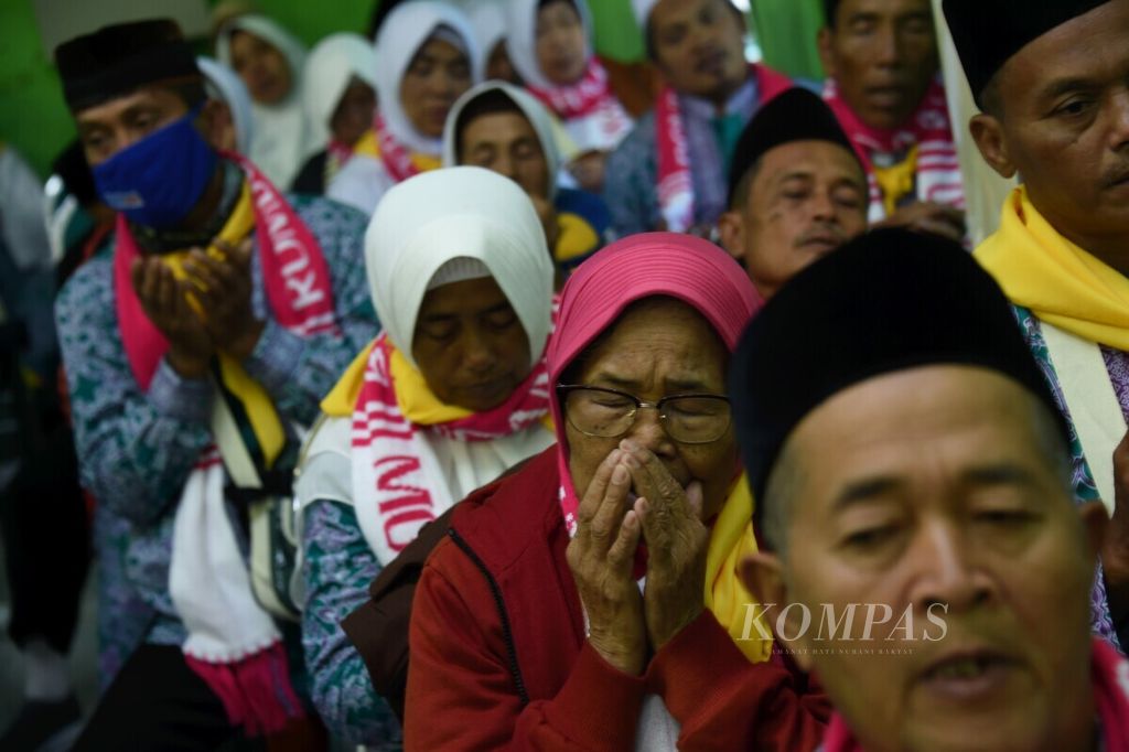 Jemaah haji kelompok terbang 1 asal Magetan berdoa saat acara penyambutan di Asrama Haji Embarkasi Surabaya Sukolilo, Surabaya, Jawa Timur, Jumat (5/7/2019). 