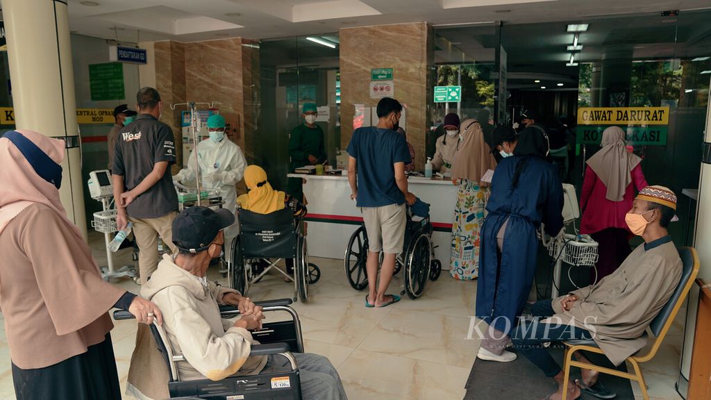 Pasien mengantre diperiksa kesehatannya sebelum masuk instalasi gawat darurat (IGD) Rumah Sakit Umum Daerah (RSUD) Chasbullah Abdulmadjid di Kota Bekasi, Jawa Barat, Kamis (3/2/2022). 