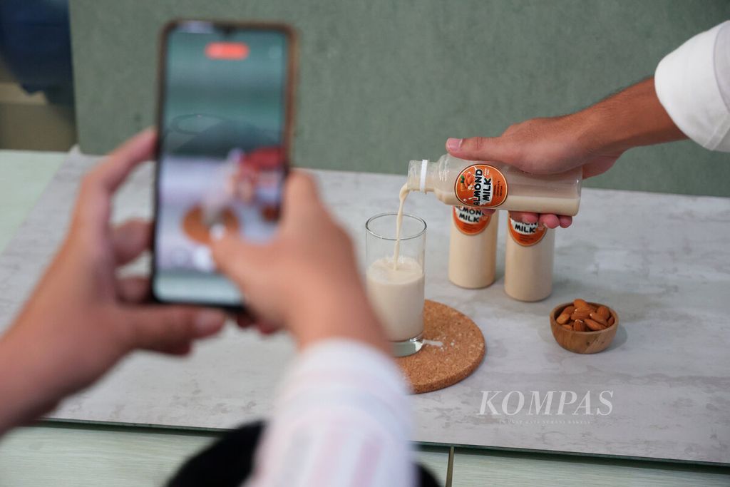 Peserta merekam video menggunakan ponsel saat praktik memproduksi konten digital di Hetero Space, Semarang, Jawa Tengah, Kamis (20/7/2023). 