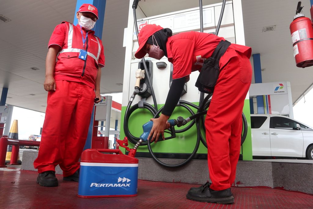Petugas mengisi jeriken dengan pertamax di <i>rest area</i> Kilometer 228A di Jalan Tol Kanci-Pejagan, Kabupaten Cirebon, Jawa Barat, Kamis (21/4/2022). Pertamina dan pengelola <i>rest area</i> Km 228A menyiapkan fasilitas pengantar bahan bakar untuk pemudik yang kehabisan bahan bakar di jalan tol.