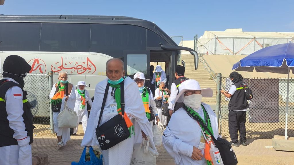 Beberapa anggota jemaah haji Indonesia memasuki maktab mereka di Arafah, Senin (26/6/2023). Pergerakan jemaah haji menuju Arafah menjadi proses awal puncak ibadah haji 2023.