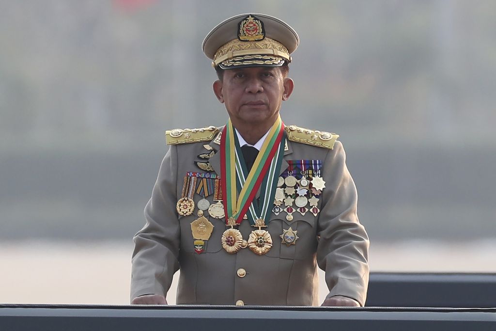 Pemimpin junta militer Myanmar, Min Aung Hlaing, menginspeksi pasukan di parade militer memperingati 78 tahun Angkatan Bersenjata Myanmar, di Naypyidaw, Senin (27/3/2023). 