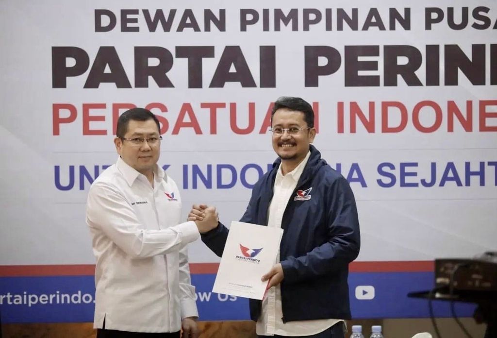 Ketua Umum Partai Perindo Hary Tanoesoedibjo (kiri) memberikan surat keputusan kepada Ferry Kurnia Rizkyansyah untuk menjadi Wakil Ketua Umum Perindo, Jumat (25/3/2022). 
